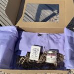 Lifestyle λήψη gift box λεβάντας με μάσκα ύπνου και κεριά